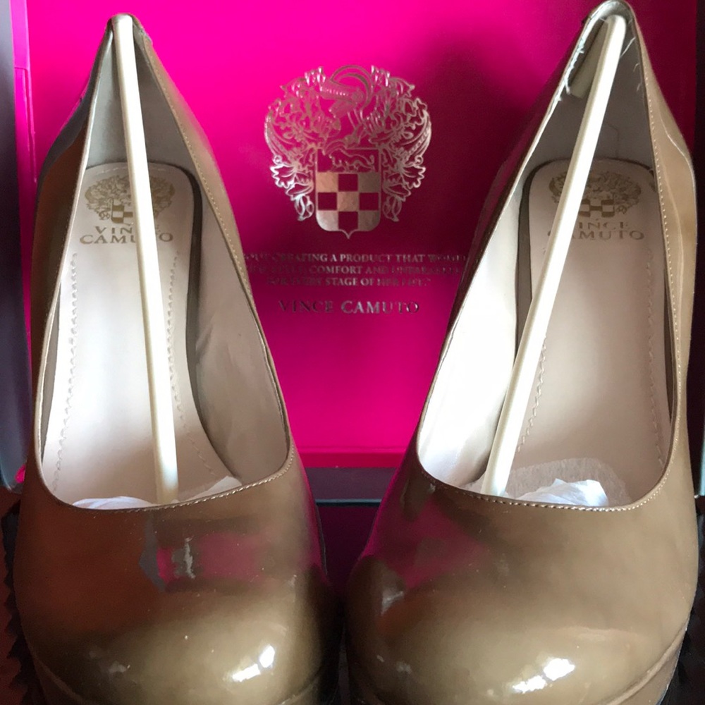 VINCE CAMUTO NUDE PATENT LEATHER PLATFORMS